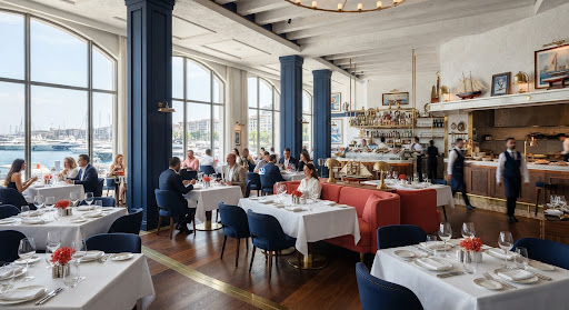 Sıcak ahşap ve derin lacivert tonlarında ferah restoran salonumuz
